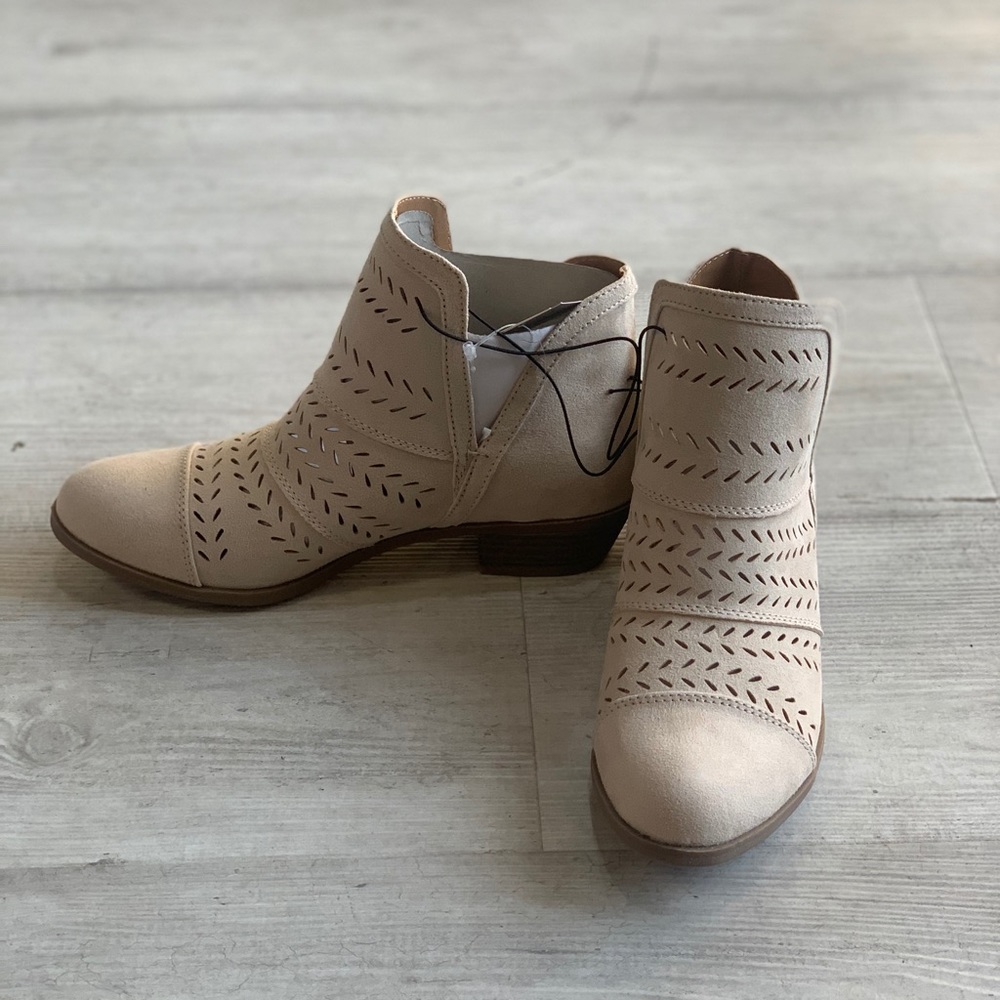 Beige ankle boot NWT